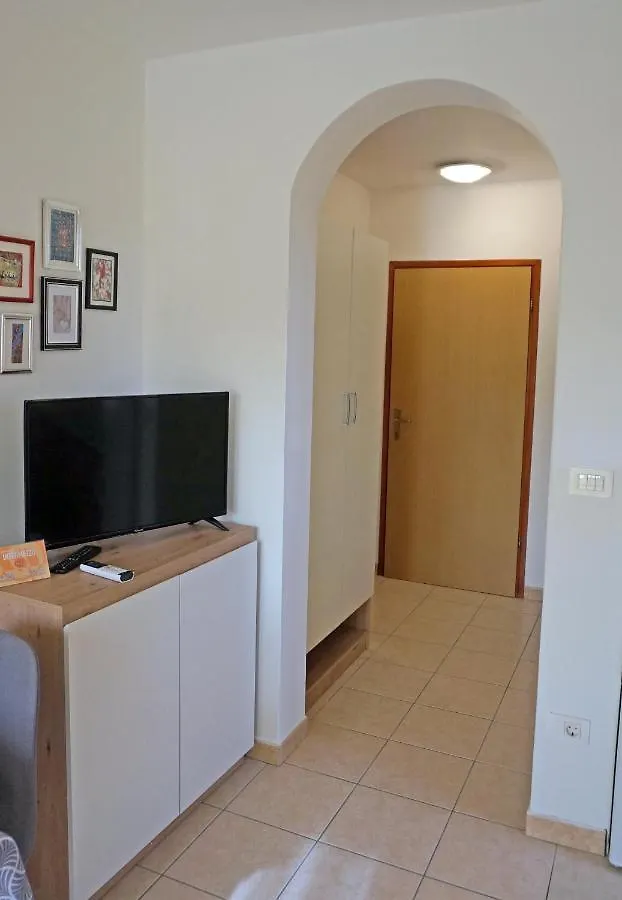 Studio Apartment Michelle - Intermezzo With Sea View